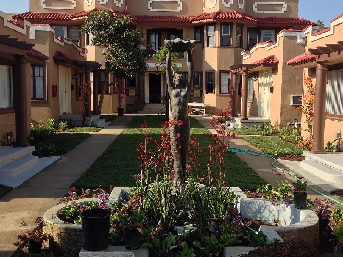 Landscaped central courtyard between the Hollywood Bungalows residences
